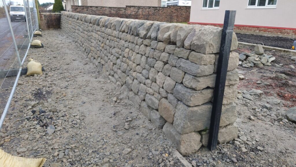 Free-standing dry stone wall